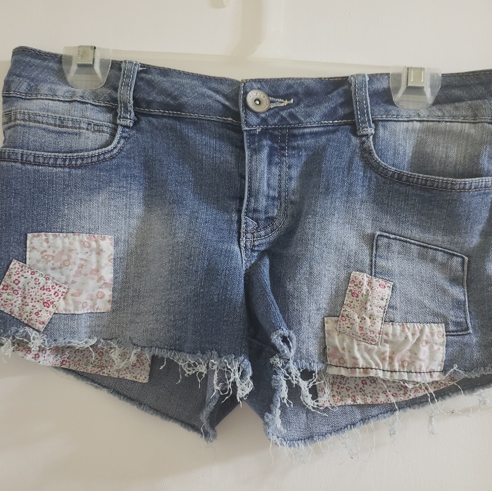 3" Distressed Denim Shorts Size 9